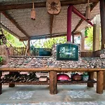 Chale De Bioconstrucao Em Ubatuba - Cambuca Surf Skate Brava